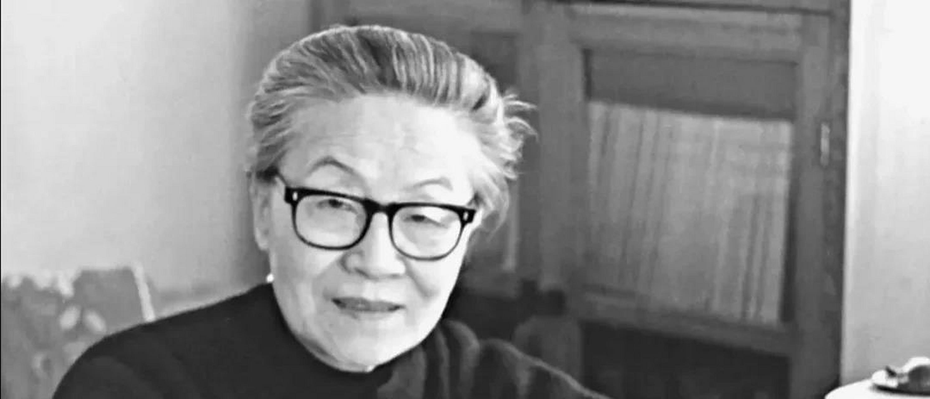 著名作家杨绛先生说道:"这个世上最愚蠢的行为,就是不停的跟别人讲