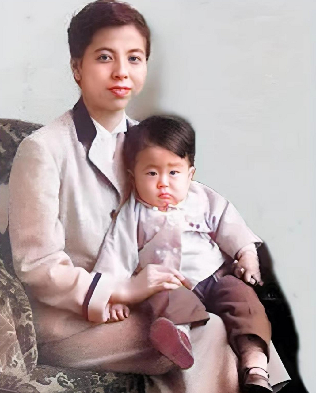 幼年安倍晋三与母亲安倍洋子合影,父亲岸信介是二战甲级战犯  如果不