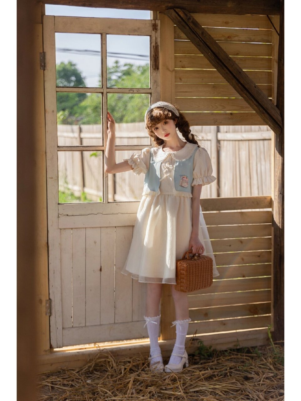 夏日草地上软妹野餐穿搭指南  这款裙子的设计灵感来源于乖巧软萌的