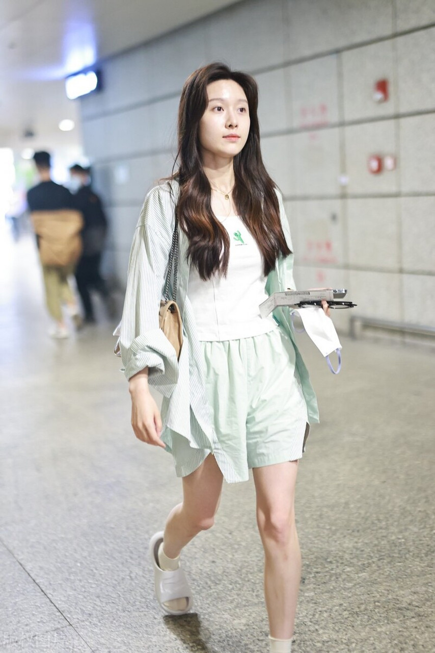 王子璇机场街拍,薄荷绿衬衫搭配白色t恤,短裤少女感十足!