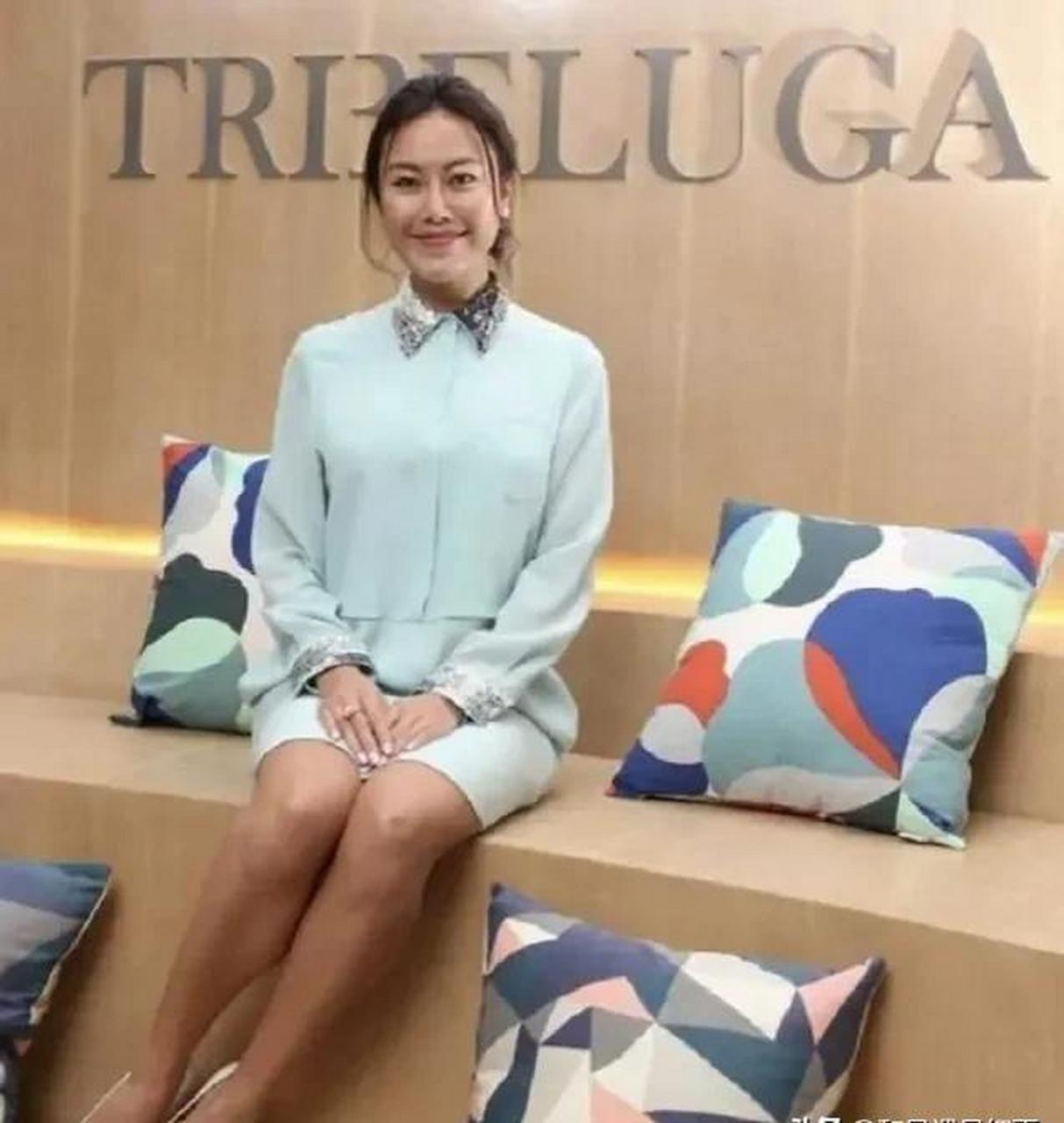 1月7日,有媒体报道香港名媛罗力力抱5个月大女儿坠楼,母女二人双双