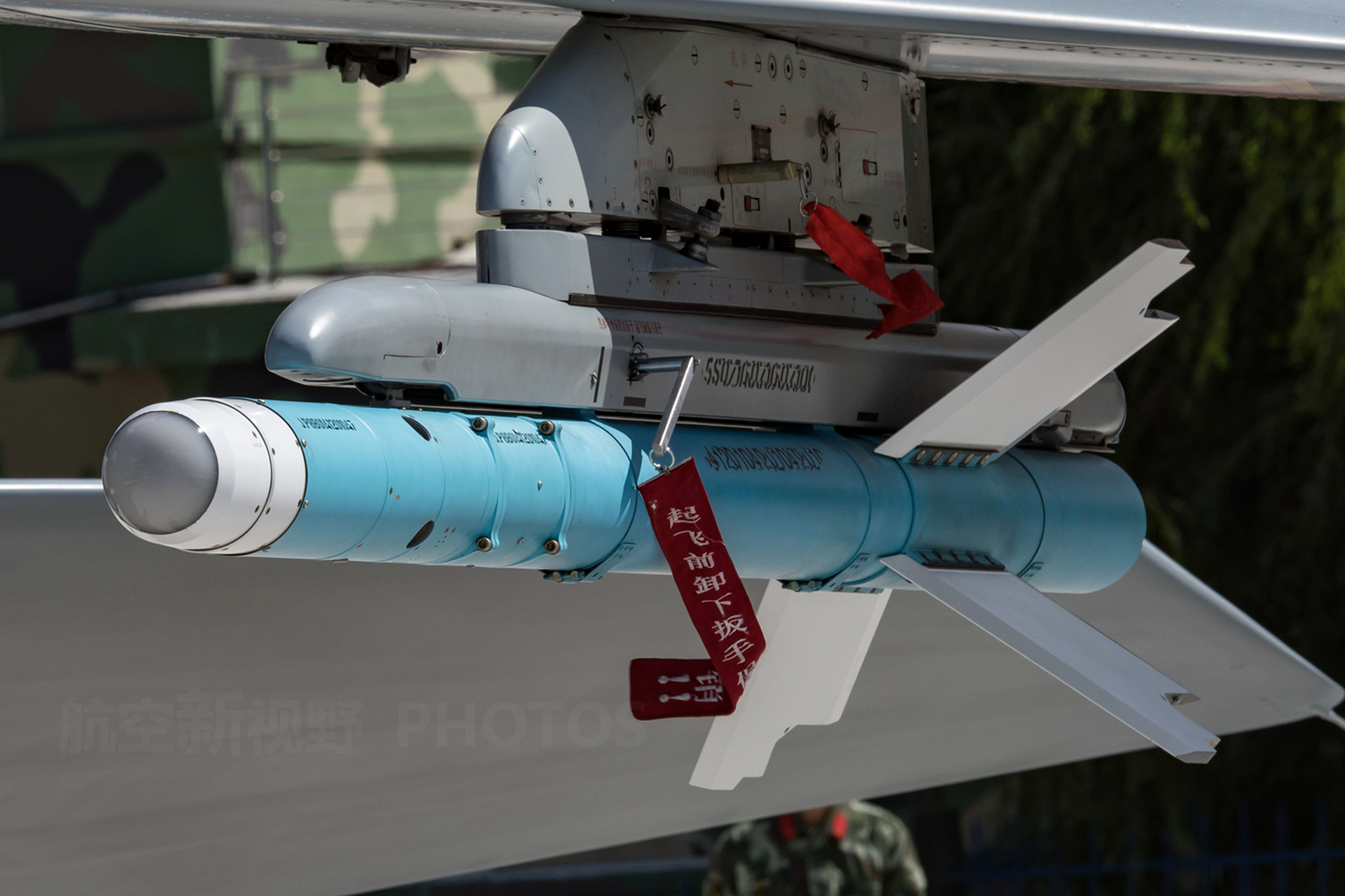 国产歼轰-7a歼击轰炸机目前使用的空空导弹主要是pl-8b近距空空导弹和