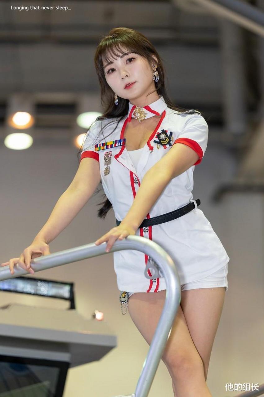 制度小短裙迷人车模,美腿丝袜性感诱人