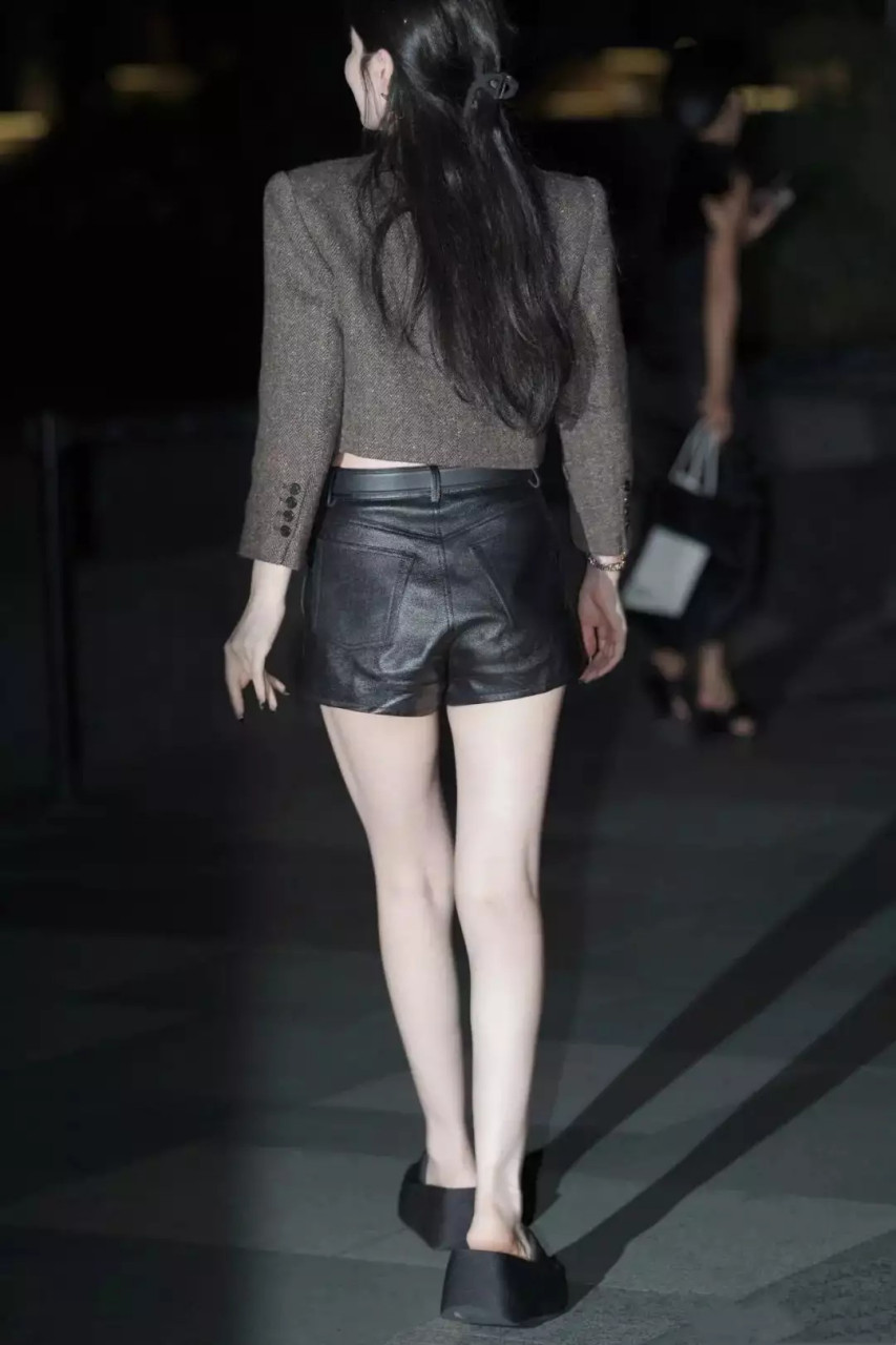 个性时髦的小姐姐,一件时尚的黑色短裤,简约穿搭秀出大长腿