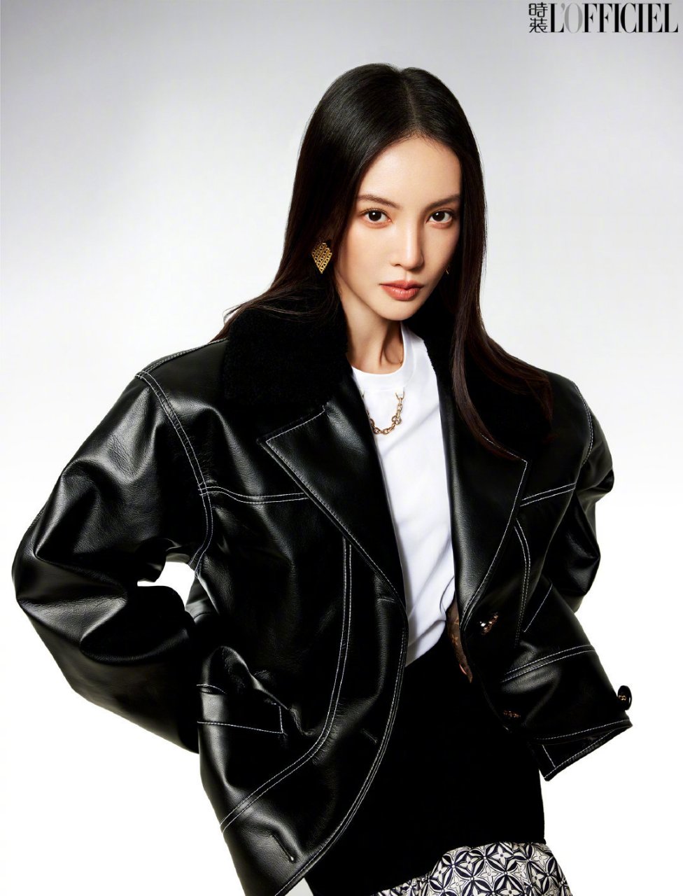 金晨最新时尚大片,身穿黑色廓形皮衣内搭白色打底,菱形耳饰点缀,复古