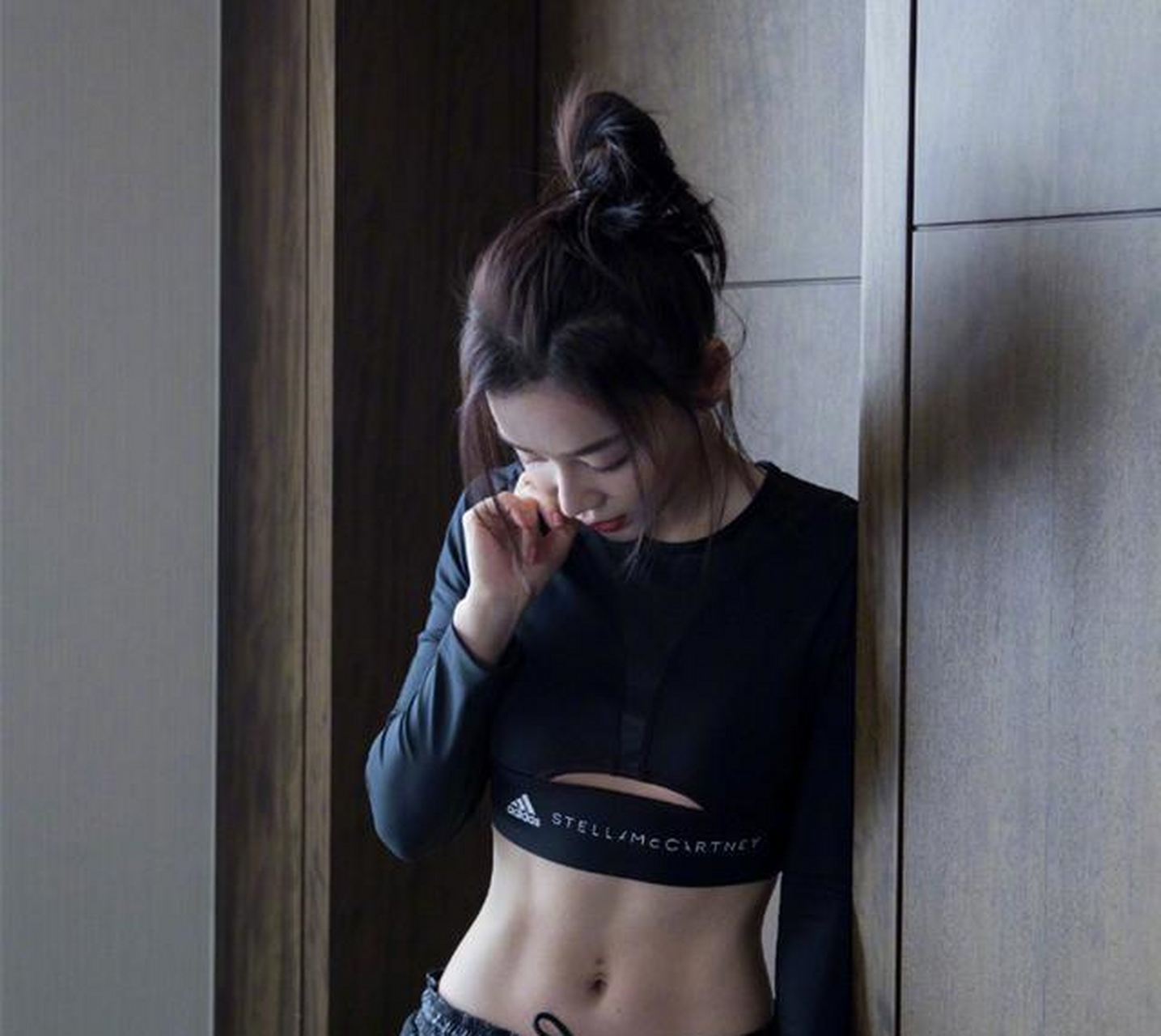 而赵丽颖也是真的实在,从她的手臂线条和背肌来看,赵丽颖日常可没少往
