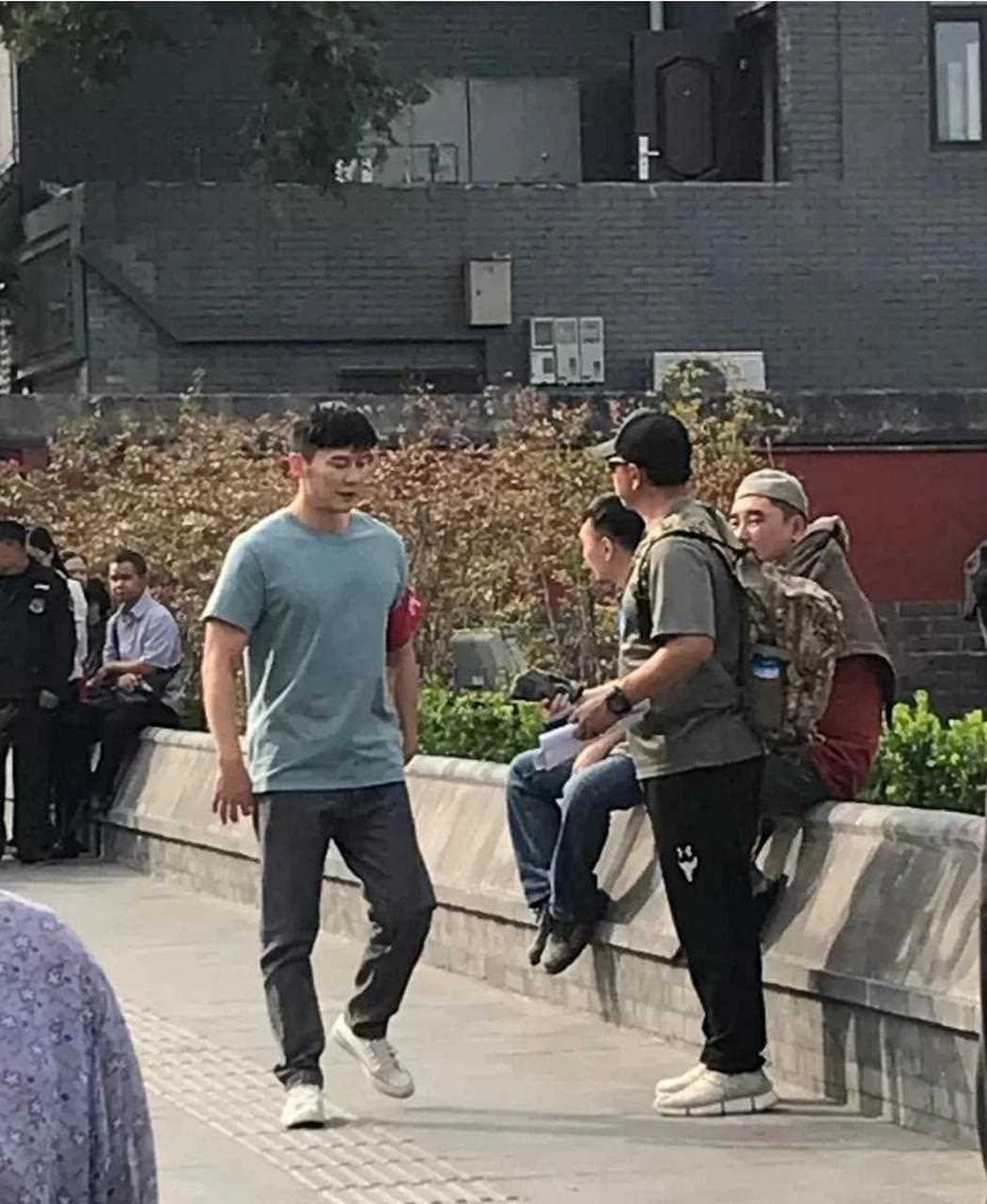 胸肌很大的李晨,穿t恤就会存在这个问题.