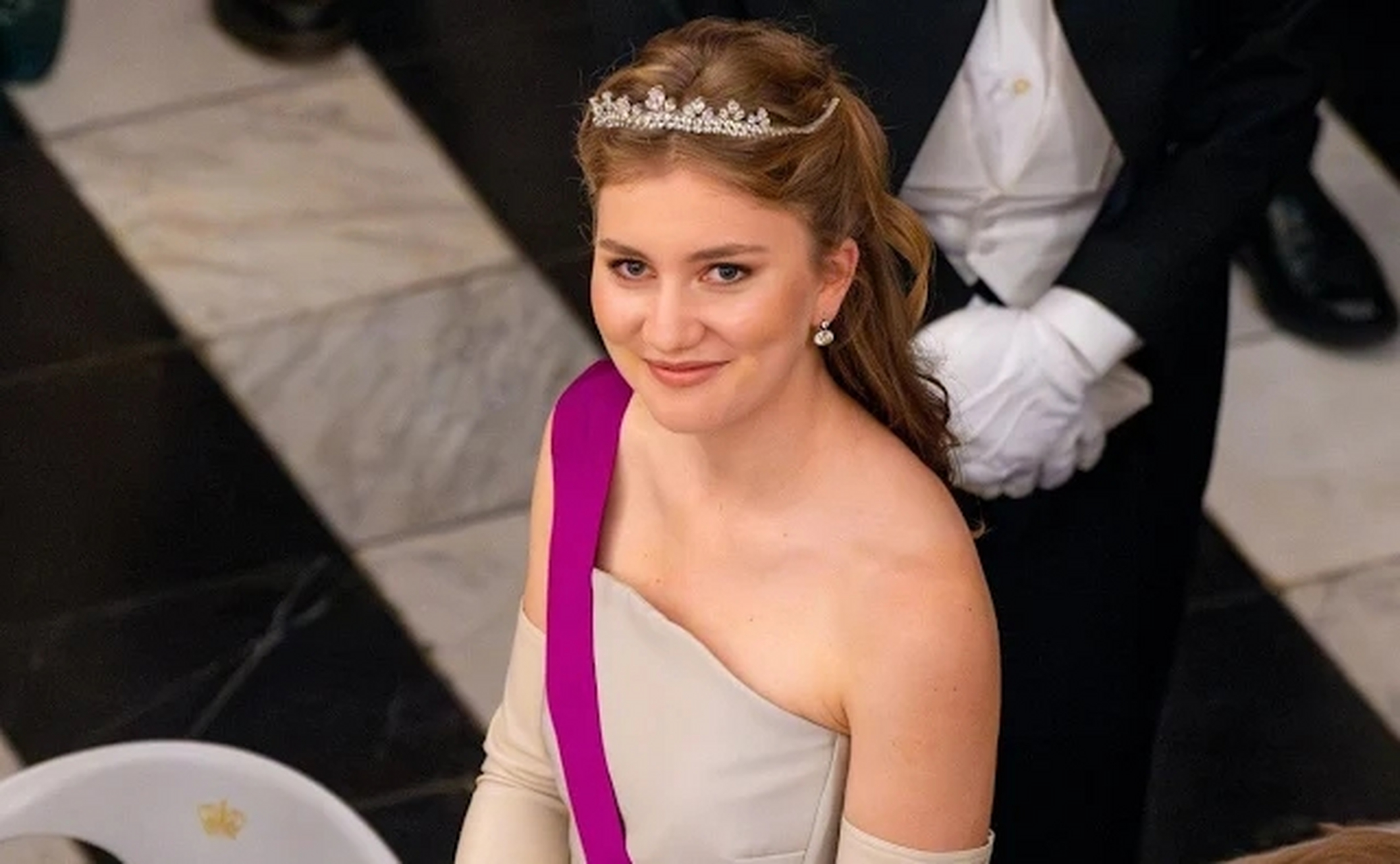 布鲁塞尔的王宫发布了22岁的比利时公主伊丽莎白的官网照,她是菲利普