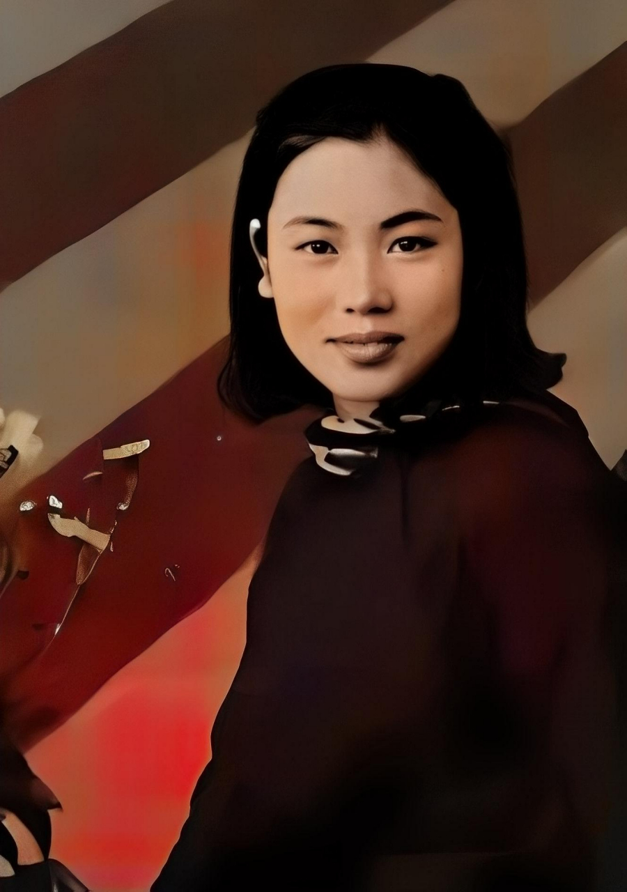 这位绝色美人就是张香玉,有着美丽的脸庞和一颗爱国的心. 在抗美援朝