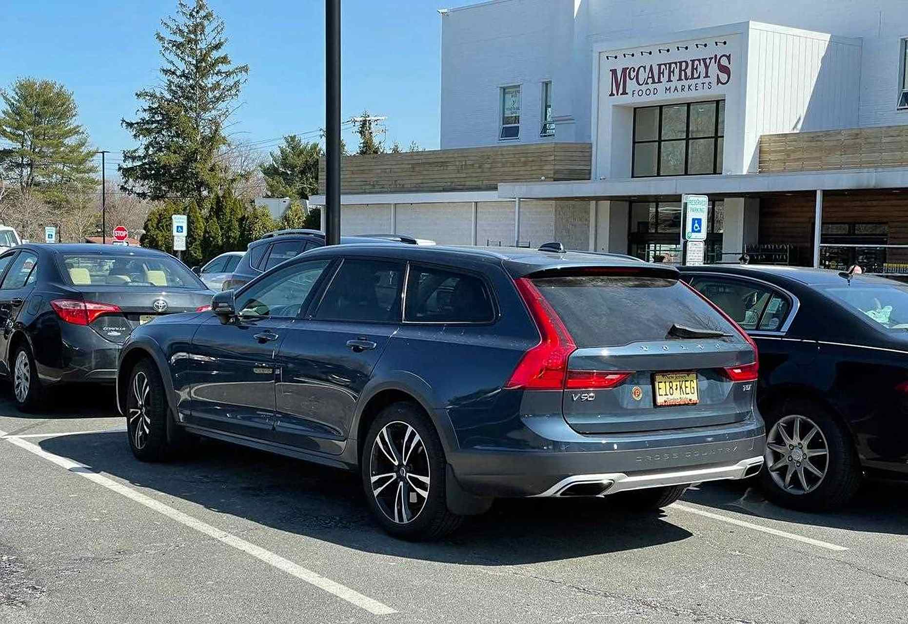 拍到的这台t5动力版本的v90cc现在已经退市了,全系只提供双增压的t6