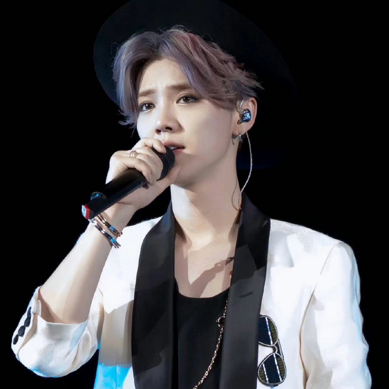 鹿晗广州演唱会第二场,夜的尽头,好好听,舞台好美.