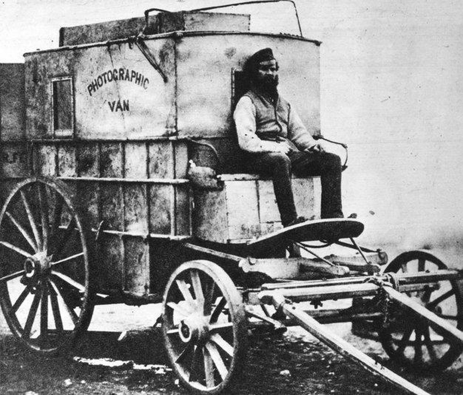 1855年的克里米亚战争,摄影师罗杰·芬顿在战区,拍摄了这张移动暗室的