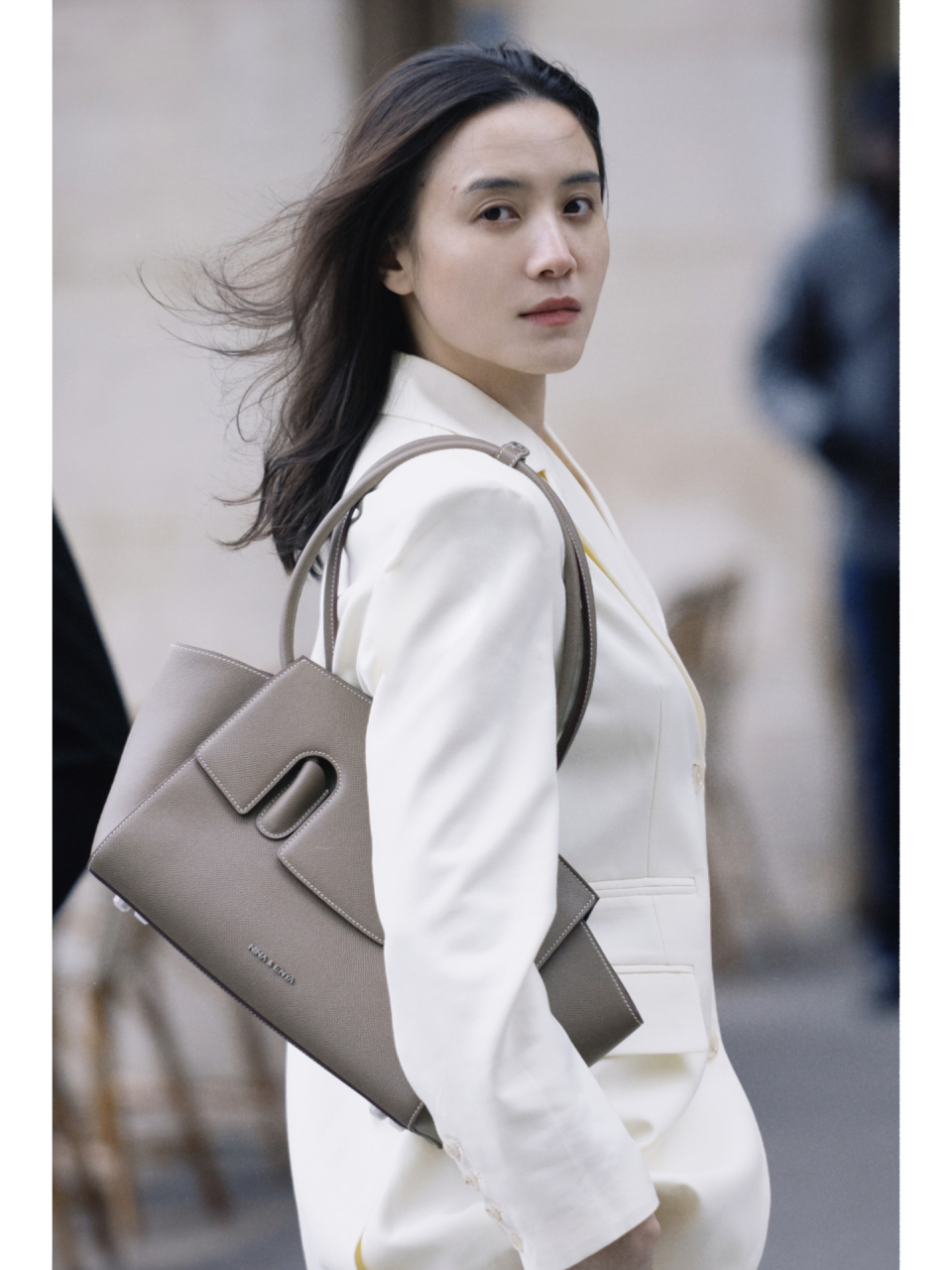 宋佳精致穿搭  宋佳的街拍照,冷艳优雅,令人惊艳不已!