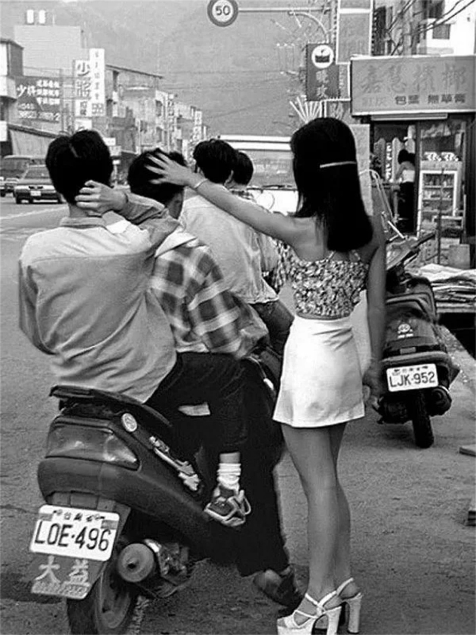 1994,台湾,槟榔西施招揽客人.