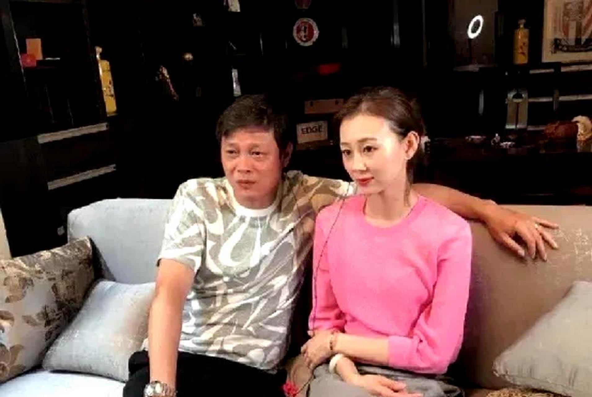 范志毅的老婆竟然是那么美丽高贵,身材高挑,真是羡慕老范了![捂脸]