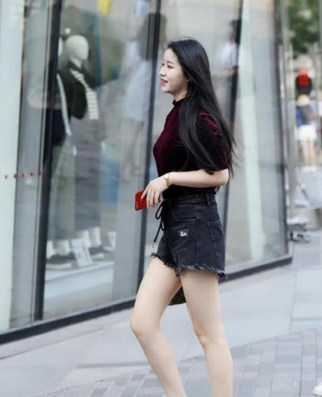 金枝玉叶的美女,一件酒红色的上衣配牛仔短裤,魅力好身姿