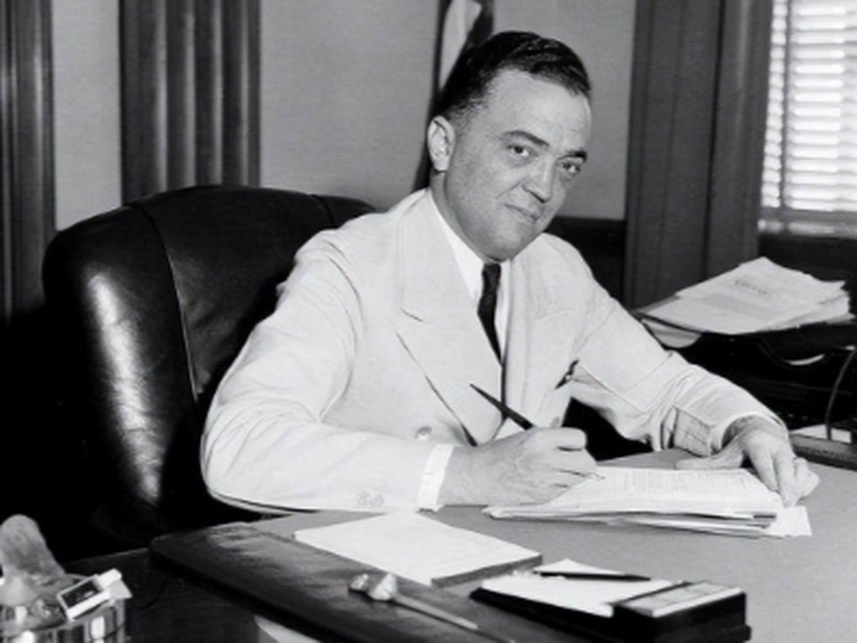 fbi创始人胡佛:美国的"幕后领袖",手握把柄8任总统都不敢动他 他被誉