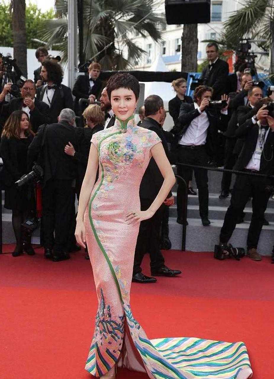 金巧巧旗袍造型亮相戛纳红毯,搭配的近乎垂直的高跟鞋,几乎90度直角.