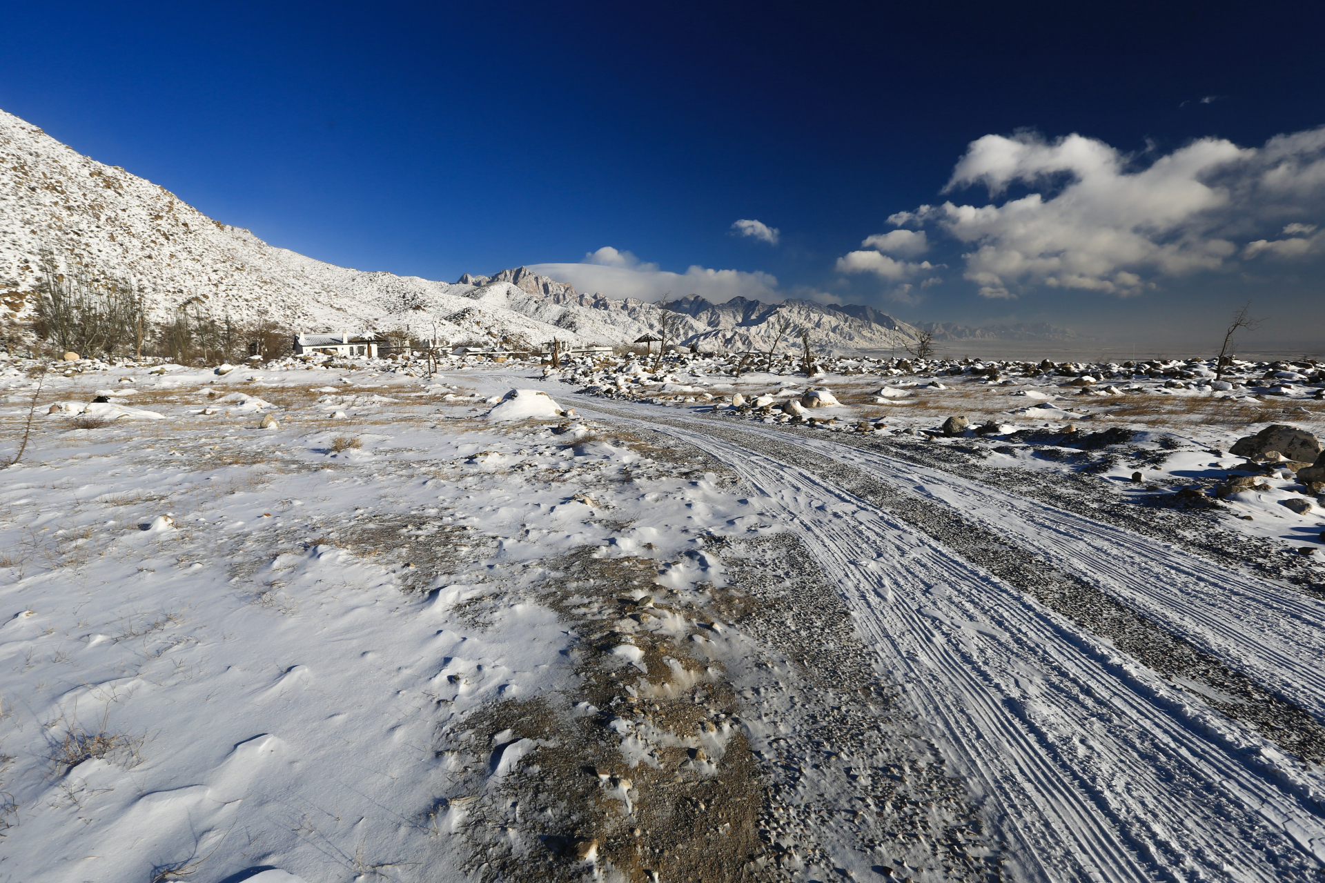 银川贺兰山雪景图片