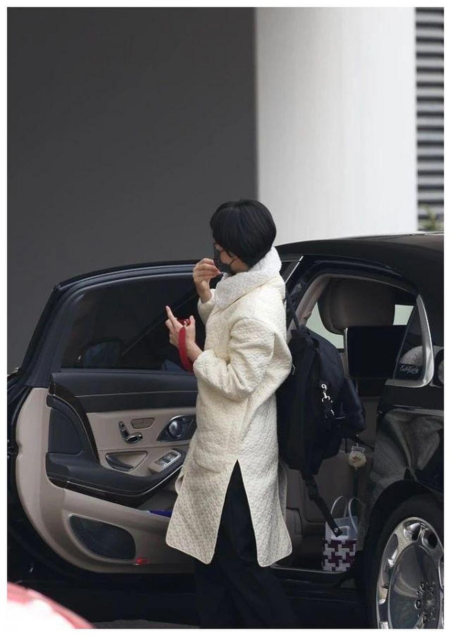 孙俪坐300万豪车开工,穿棉服赶飞机成阔太,穿简约装不低调