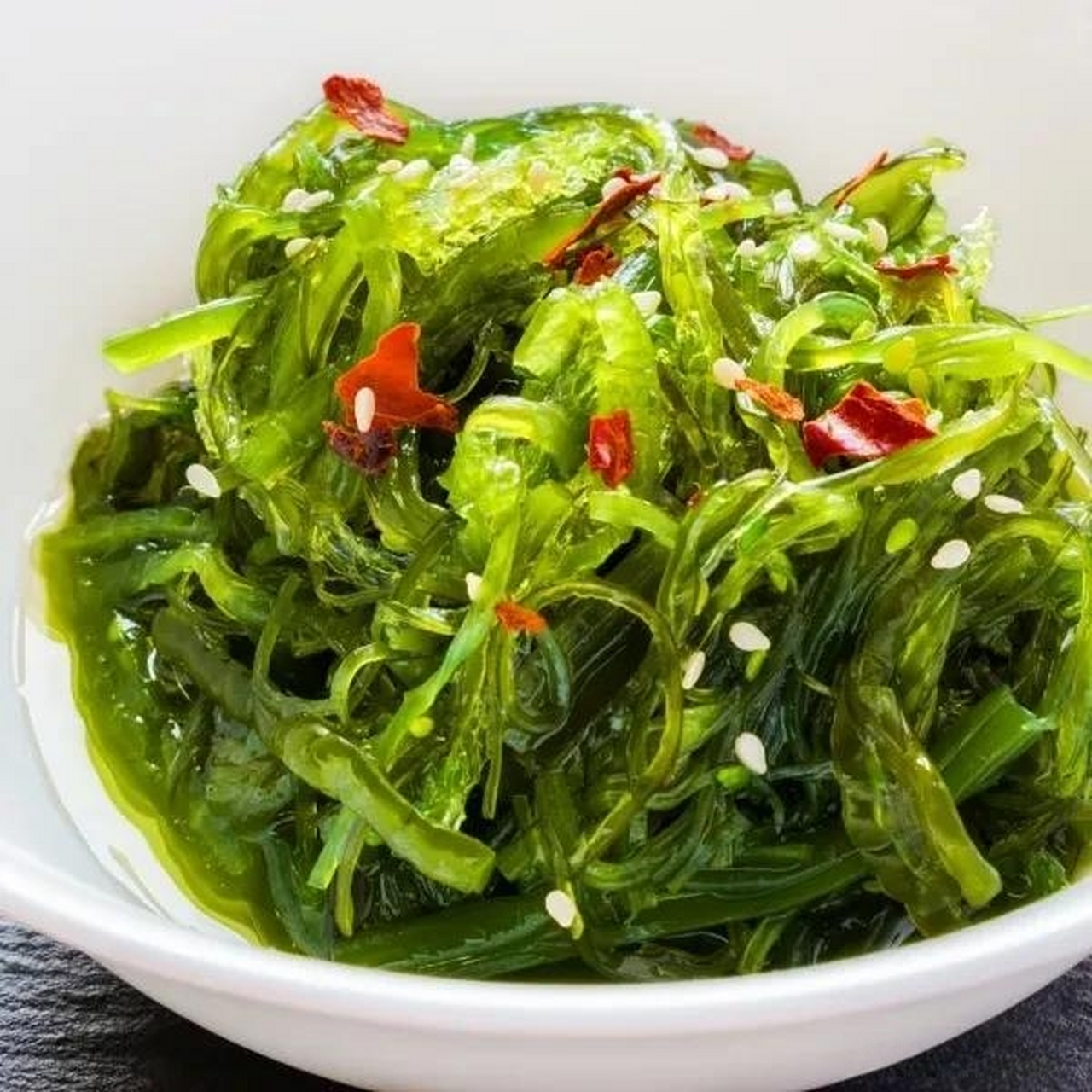 香醋,生抽,耗油,食盐,白砂糖,芝麻油  做法如下:  1,取一把干裙带菜