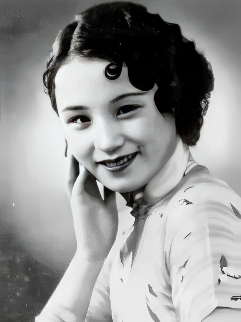 被朋友背叛,被男人玷污,她不屈不挠地追求自己的梦想,埋头于表演.