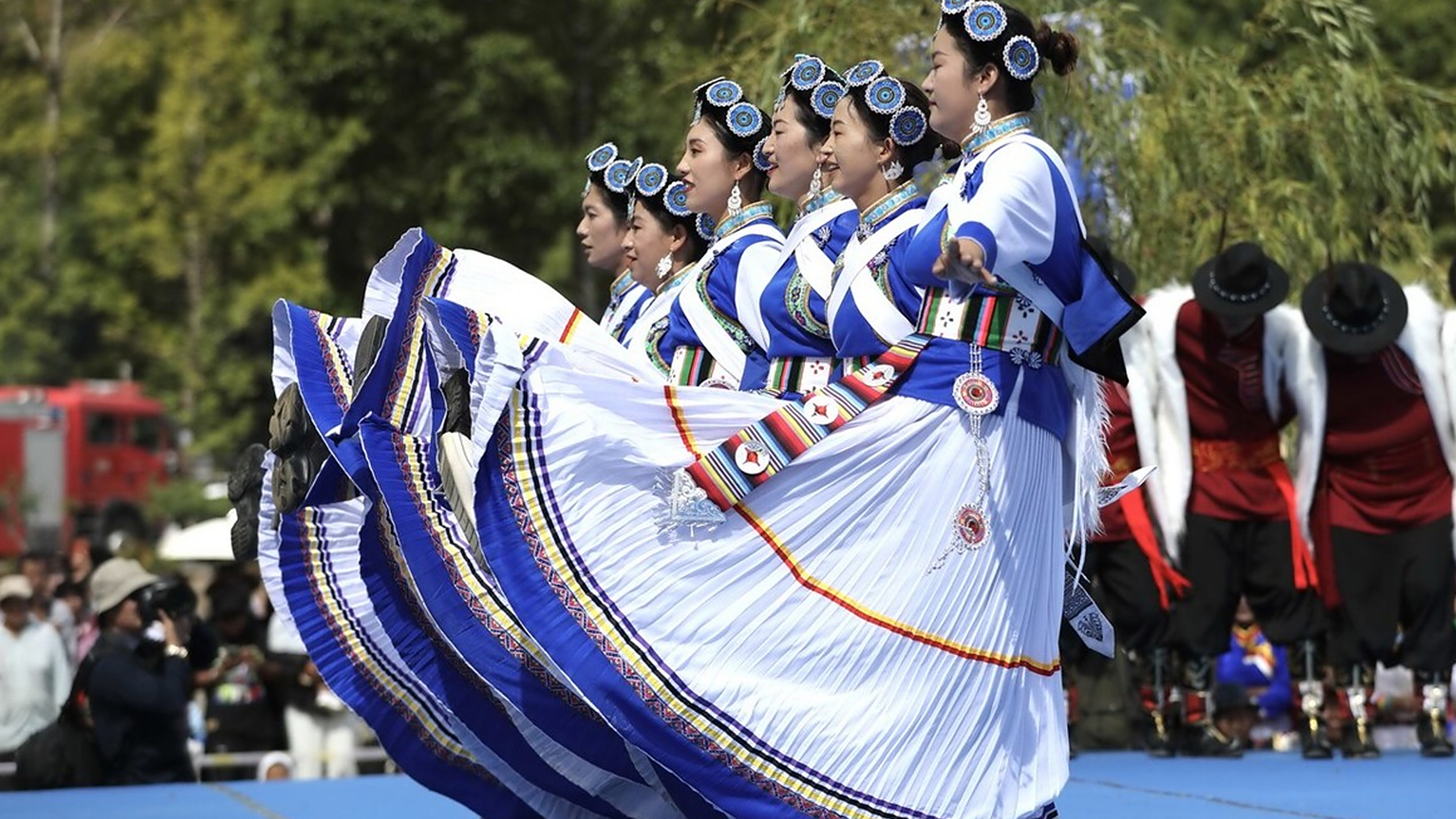 四川泸沽湖转山转海摩梭非遗文化演出活动举行,当地民众身着民族服饰