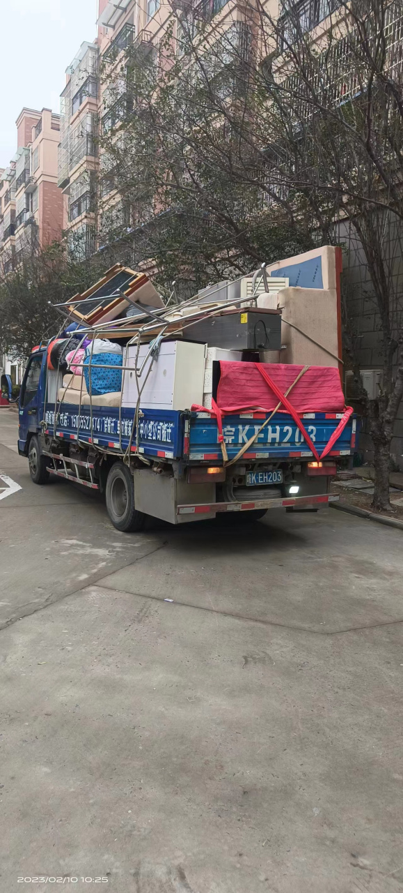 在阜阳找好的搬家公司肯定是看正规车队,人数众多的搬家公司鹏冠搬家