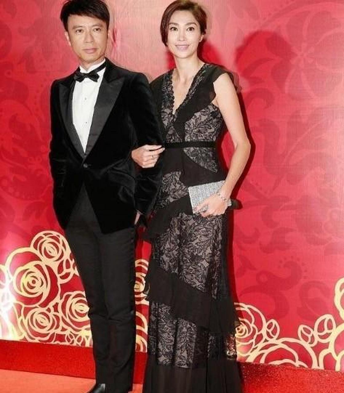 李克勤妻子不愧是前"港姐",罕见穿蕾丝连衣裙,不输当年气韵 李克勤