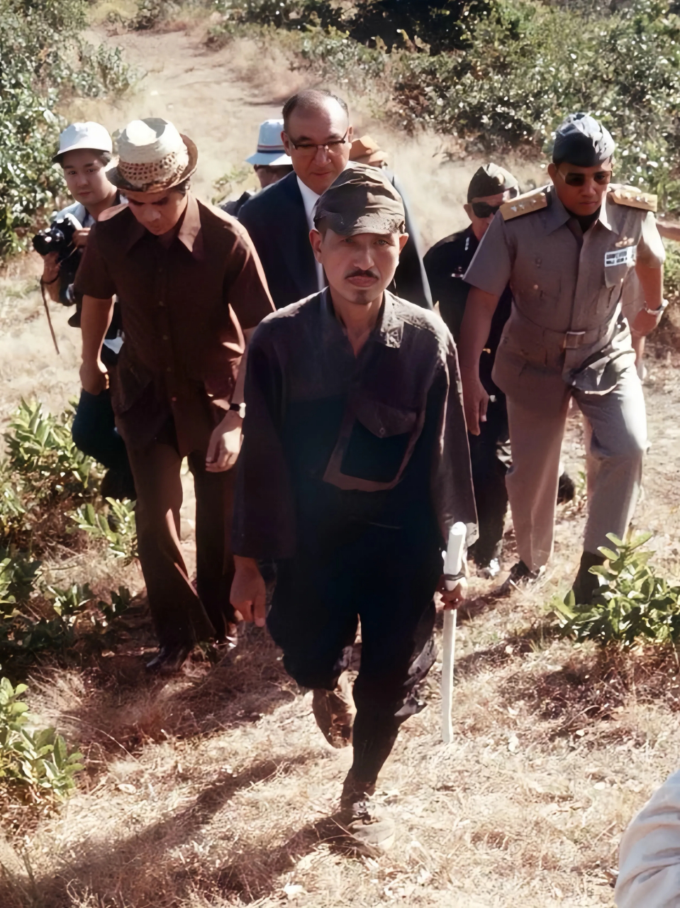 1974年3月10日,待命30年的小野田宽郎,总算拿出佩刀在卢邦岛投降.