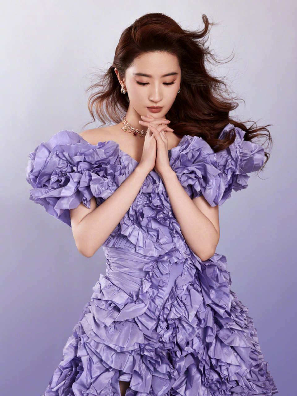 刘亦菲以一袭tamara ralph紫色高定礼服造型,出席迪士尼百年献礼片