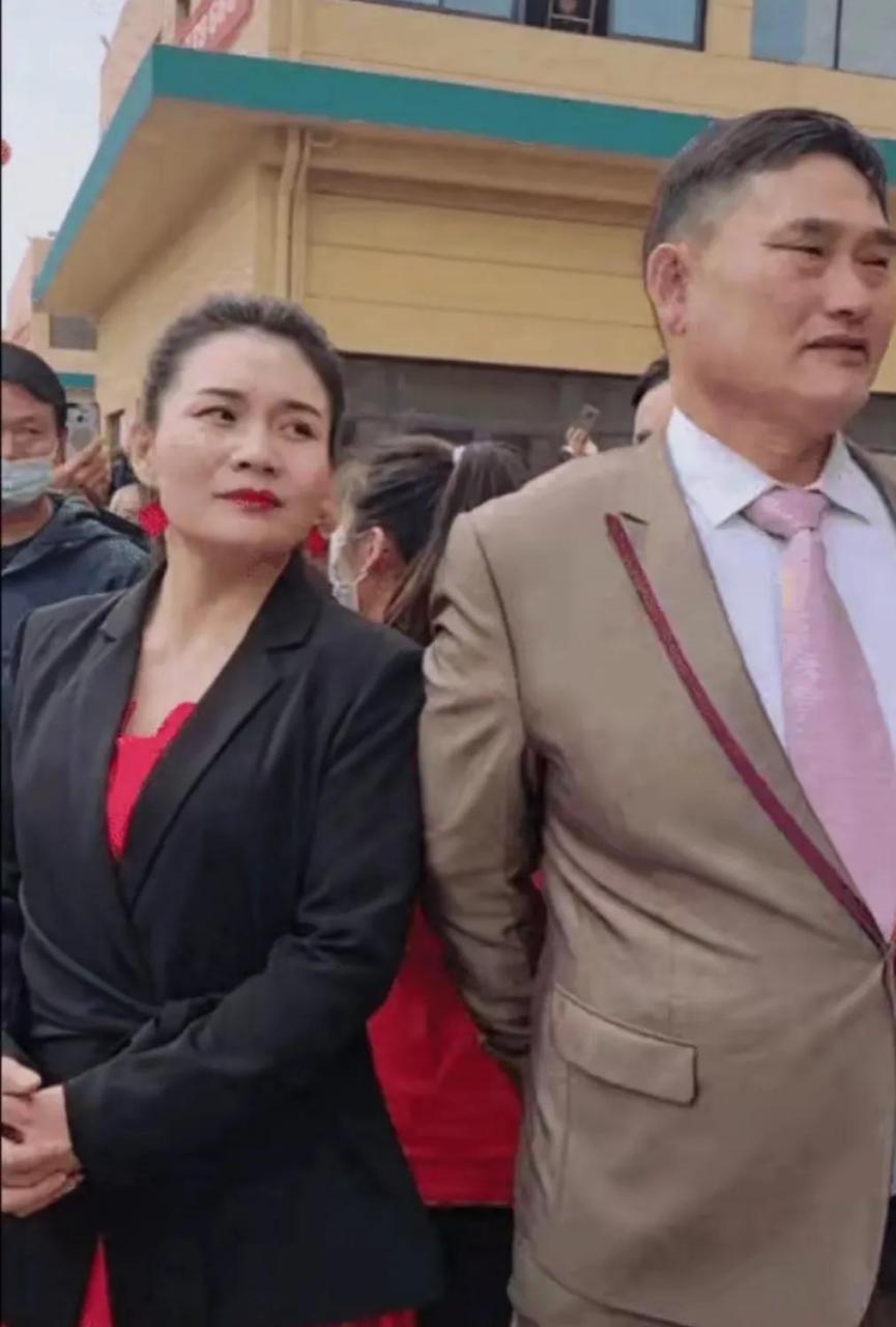 朱之文袁庆出演回来,合影留念,袁庆美眼一看老朱,老朱连忙把身转了