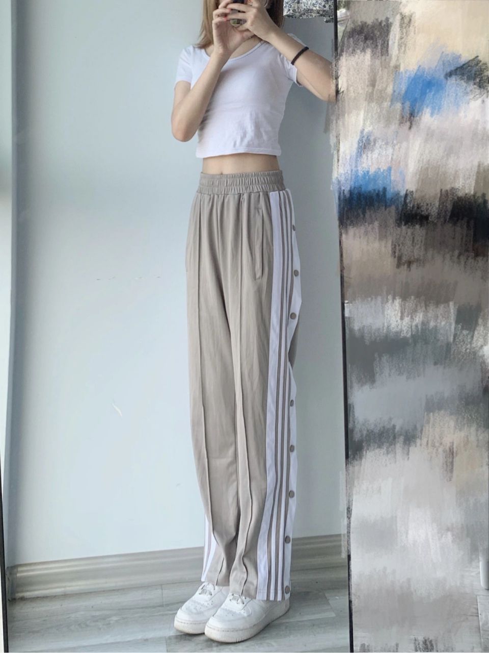 超级好穿的灰色三条杠排扣裤分享 好绝,建议买大一码可以盖住鞋子更