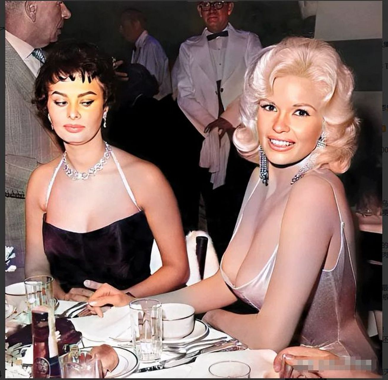 1958年,两位美国女星索菲亚?罗兰和珍?曼斯菲在一起拍摄了一张合影.
