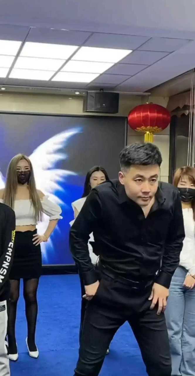 要说霹雳舞大叔跳的那些广场