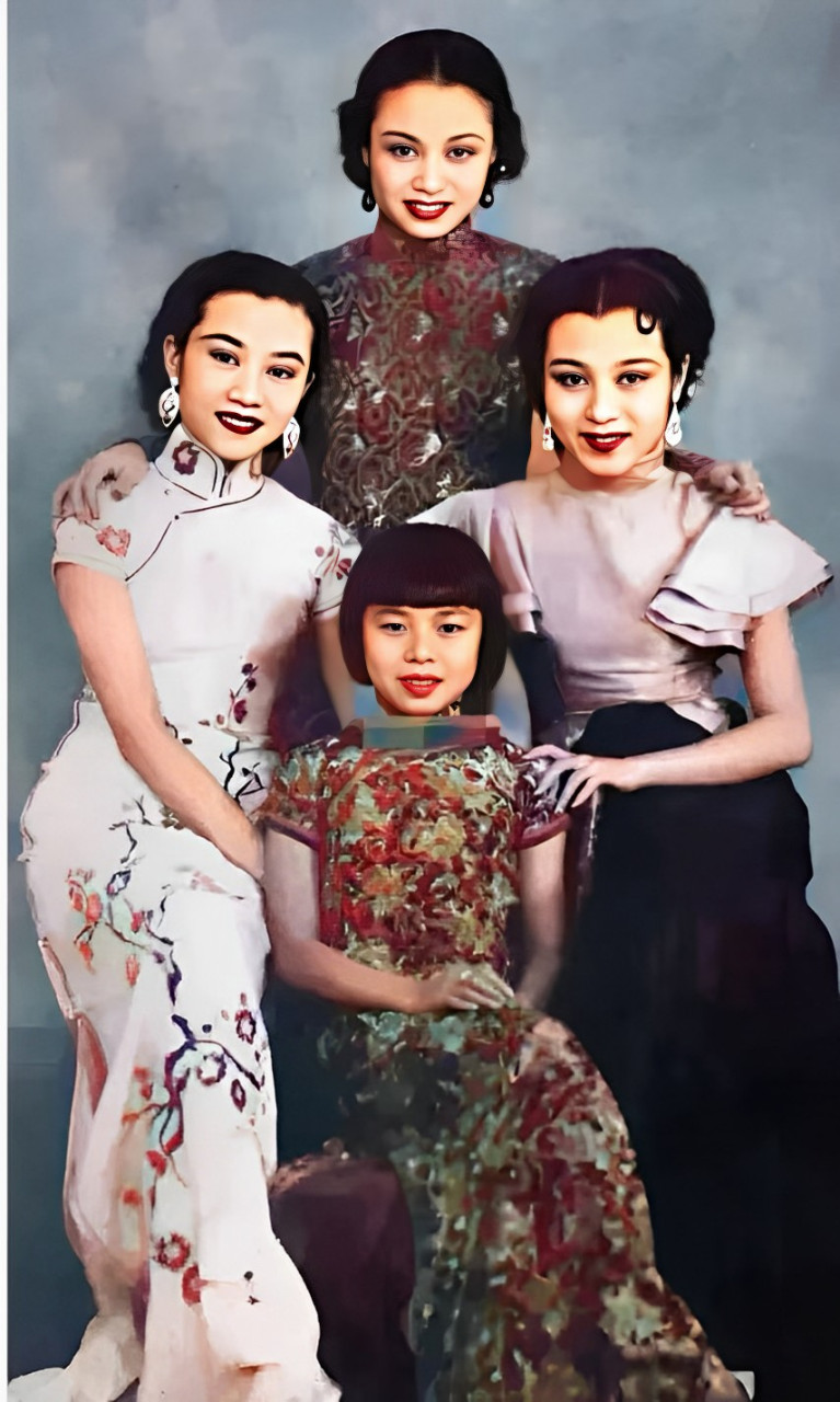 历史老照片,民国时期,四位时尚美女合影.