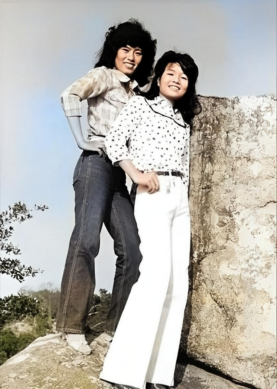 20世纪80年代,两个非常时髦的年轻人被拍到留着披头士式的菜花发型,戴