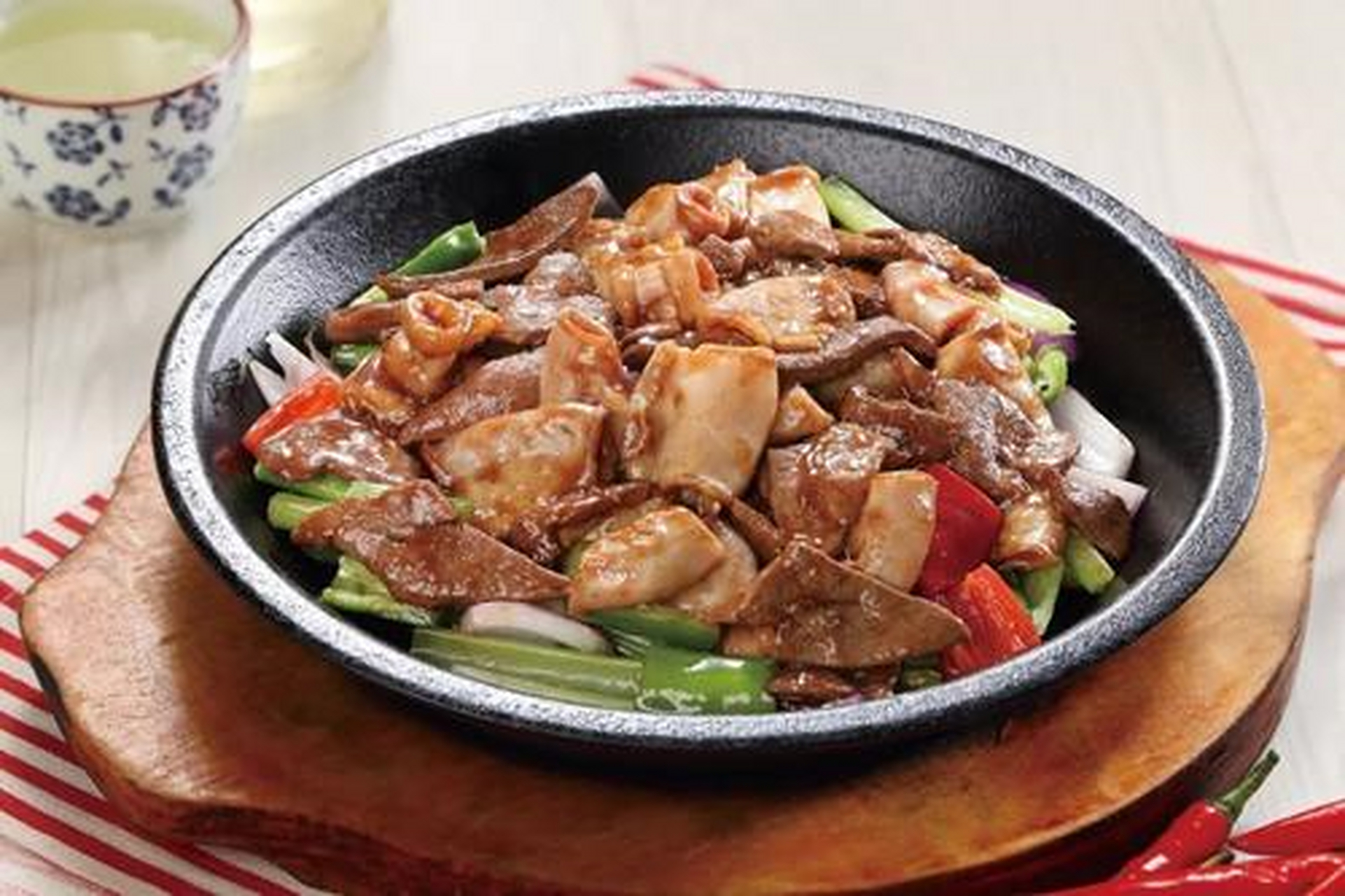 铁板猪杂,自选的各种猪杂混在一起,猛火爆炒至6成熟,倒在烧热的铁板上