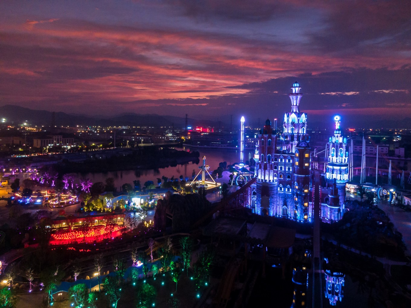 分享几张在东方山水乐园外拍的晚霞照.灯亮起来的时候最美.