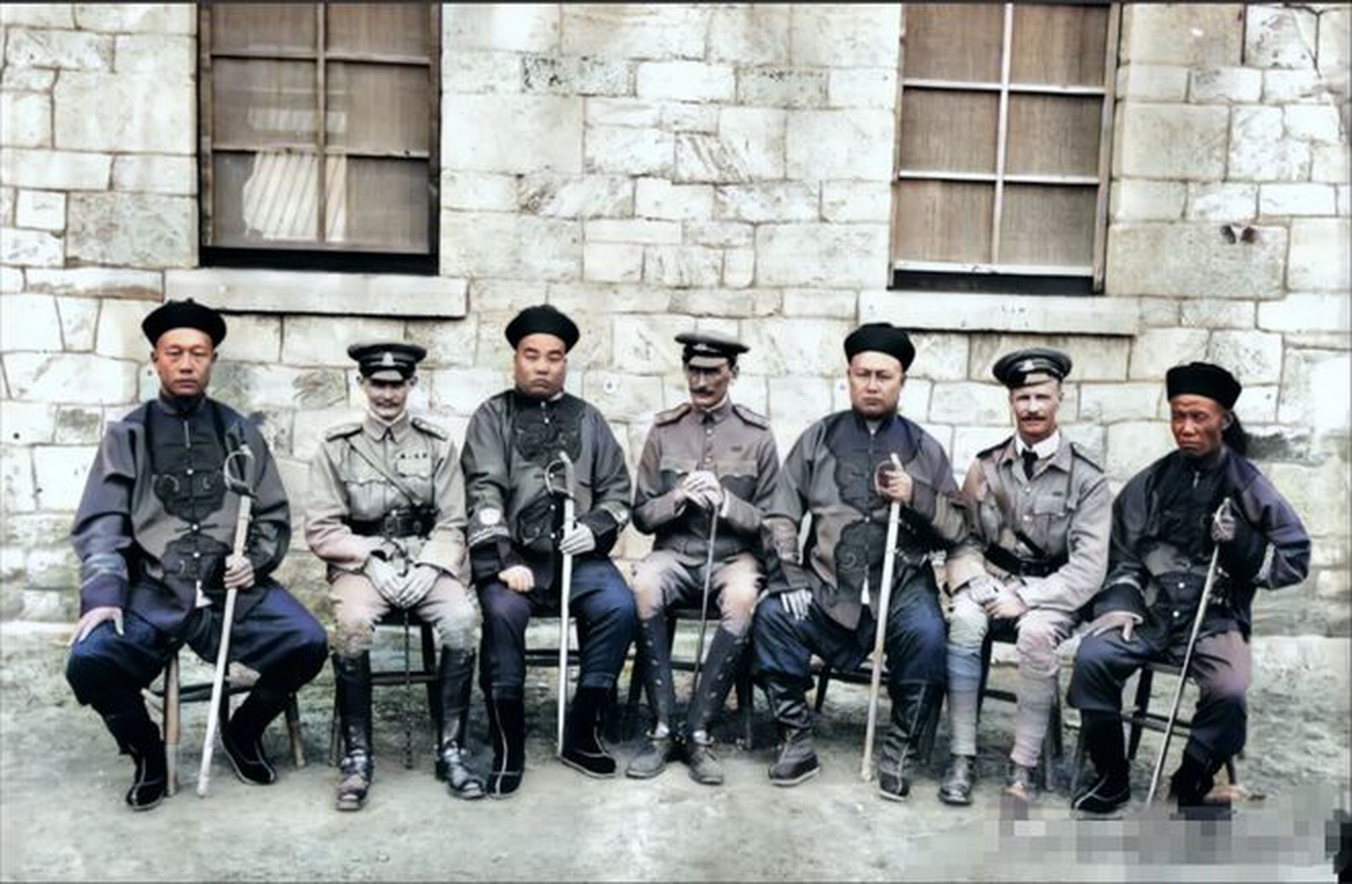 1910年,清军与英军的合影中,清军的精气神很不错.