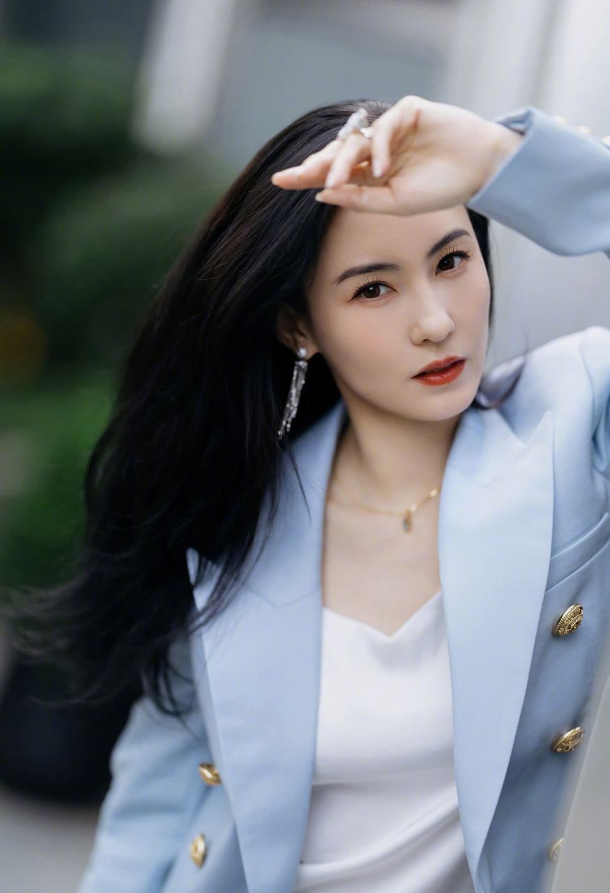 张柏芝莫兰迪蓝装装#张柏芝身穿莫兰迪蓝套装搭配同色系短裙套装诚