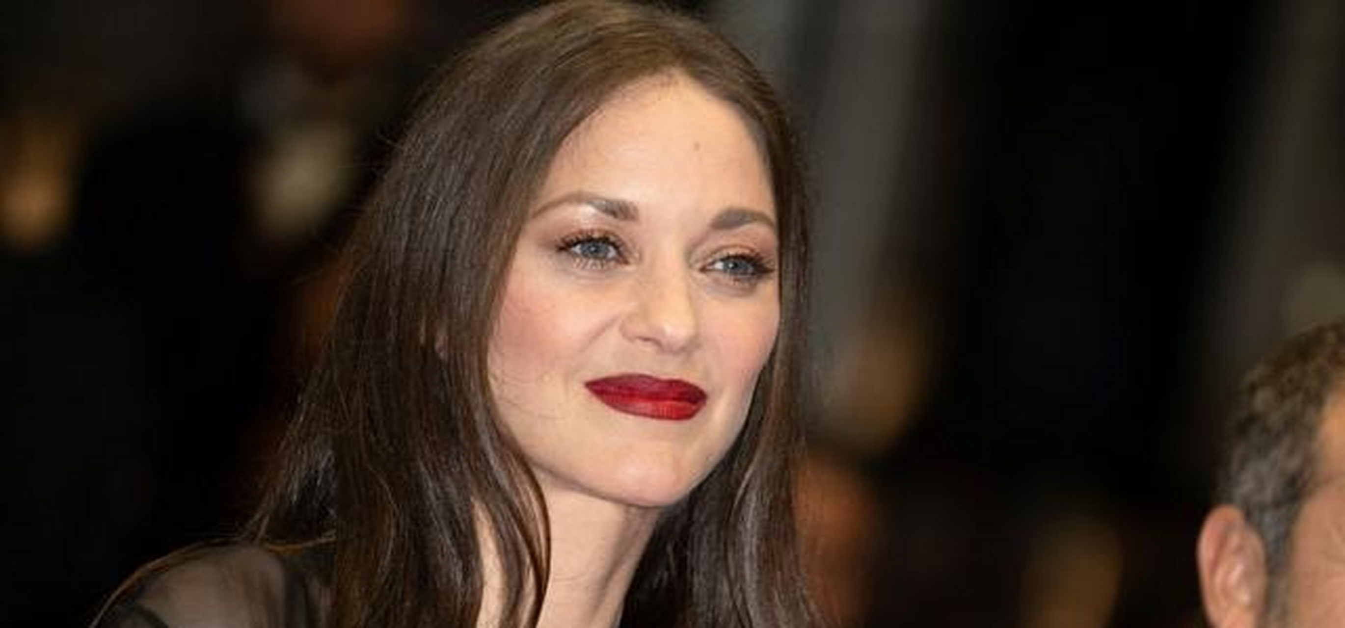 影后玛丽昂·歌迪亚,高跟黑丝走红毯,美腿修长,优雅性感[爱钱]