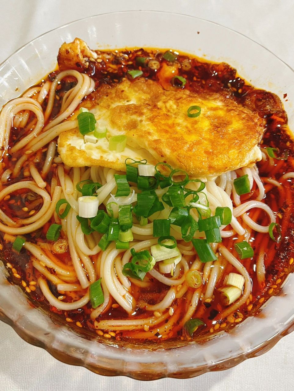 麻辣酸汤煎蛋面 准备食材:煎蛋,面条,葱花,青菜 汤底调味:一勺季