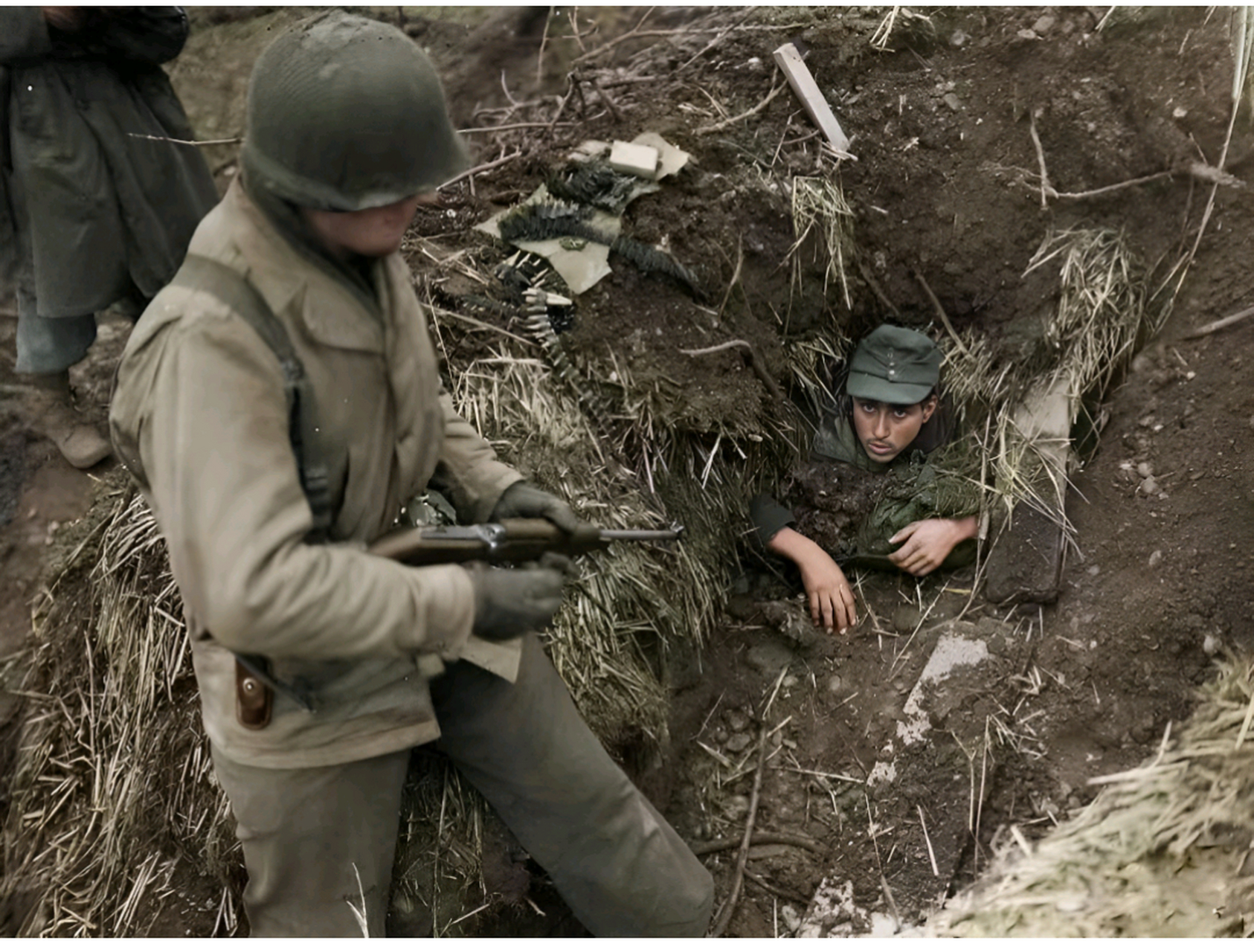 在刚攻占的德军阵地上,发现了一名被埋在掩体下的德国士兵