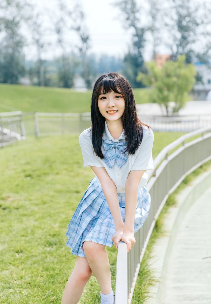 户外清新阳光女孩的jk制服摄影参考~[三哈]愿您们一生健康快乐!