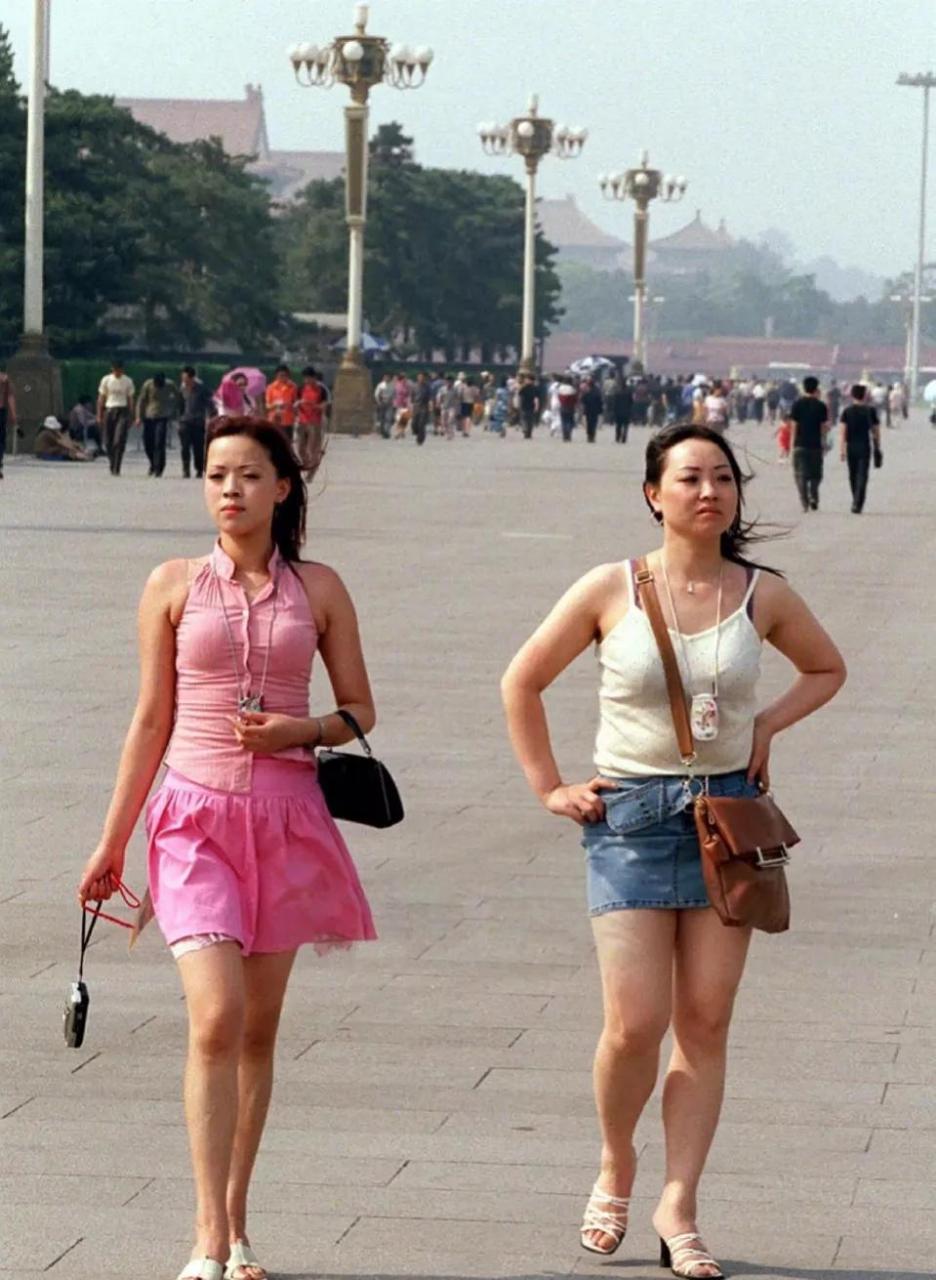 【老照片】2003年,北京天安门广场上,两名来自南方的女游客