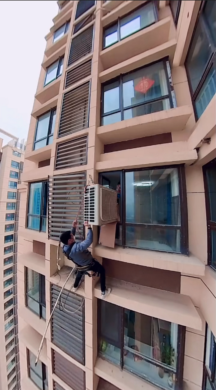 高空作业,安装空调,好危险呀