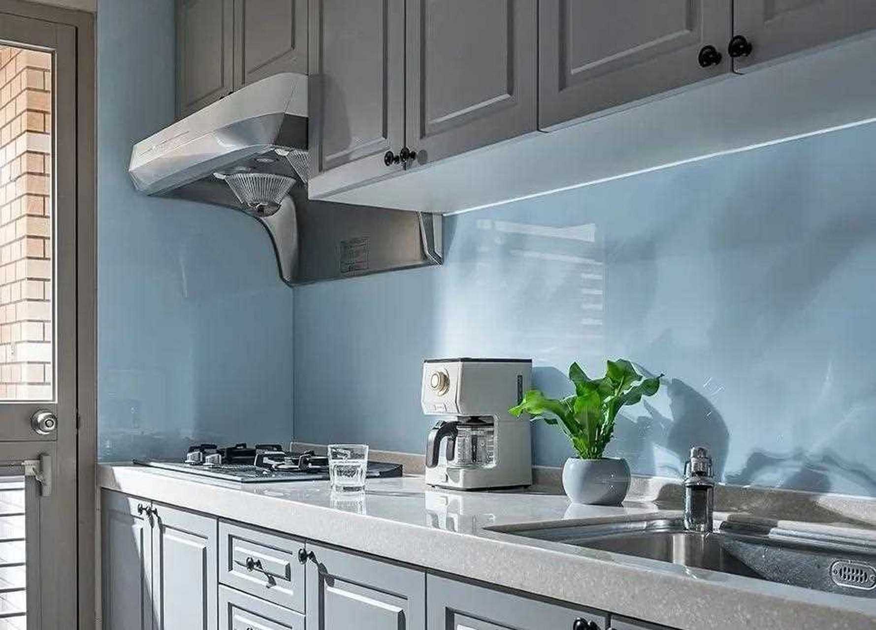 烤漆玻璃,也叫背漆玻璃,是在玻璃的背面进行喷漆,然后在烤箱中烤8h,或