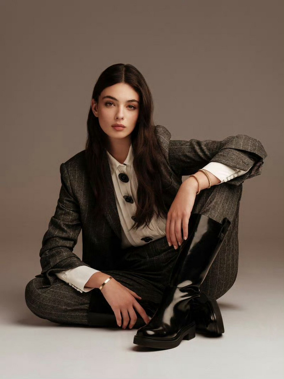 球花女儿deva cassel最新封面大片,帅气西装,紧扎盘发,戴娃干练利落的