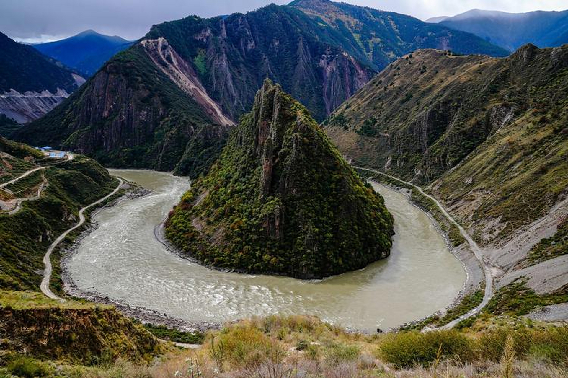 雅砻江大峡谷,地处四川甘孜州新龙县境内,这里是一个神秘而又充满故事